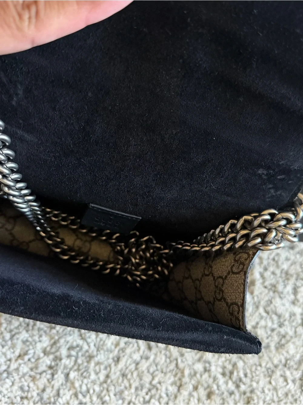 Gucci signature gg